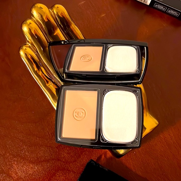 CHANEL. Double Perfection. Natural Matte Compact Powder. SPF 10. 80 Medium Beige - Picture 8 of 8